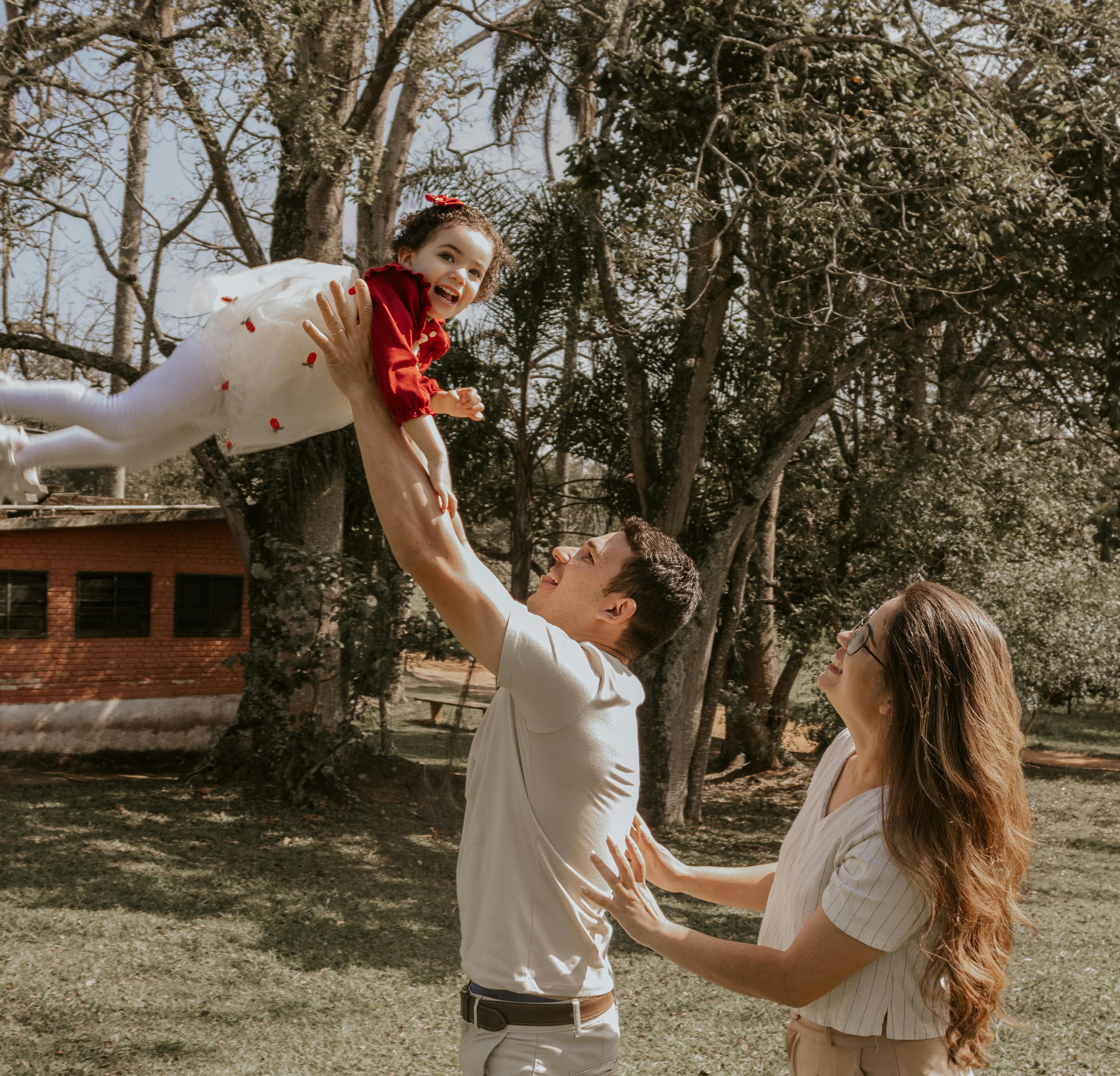 Família feliz com sensação de cuidado e proteção